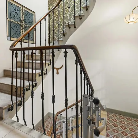 Logement Tout Equipes Au Centre Historique De Beaucaire - Baobab *